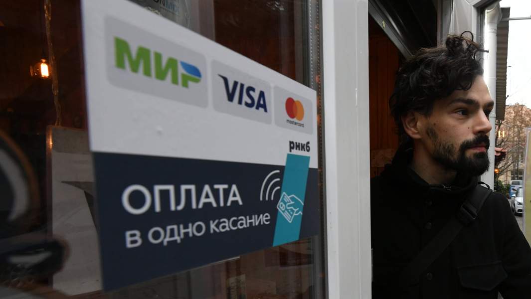 На полуострове работает российская платежная система «Мир», и в большинстве торговых точек карты принимаются к оплате