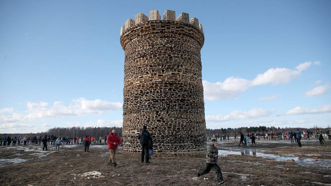 Сожжение 20-метрового арт-объекта «Бастилия» во время празднования Масленицы в арт-парке «Никола-Ленивец», Калужская область