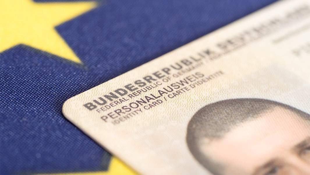 Немецкое удостоверние личности на фоне флага ЕС