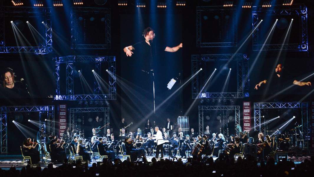 Участники Рок-группы «Би-2» выступают с симфоническим оркестром на вручении музыкальной премии «Чартова дюжина» в концертном зале «Crocus City Hall» в Москве