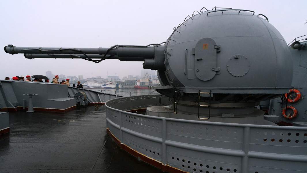 Корабельная артиллерийская установка главного калибра АК-130 гвардейского ракетного крейсера "Варяг"