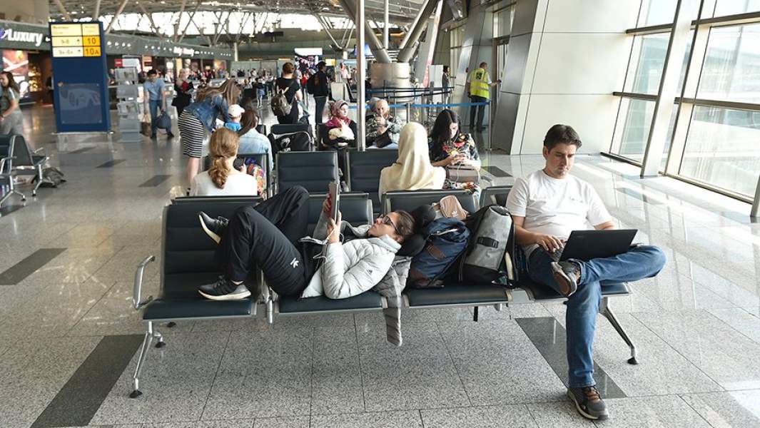 Пассажиры в зале ожидания аэропорта