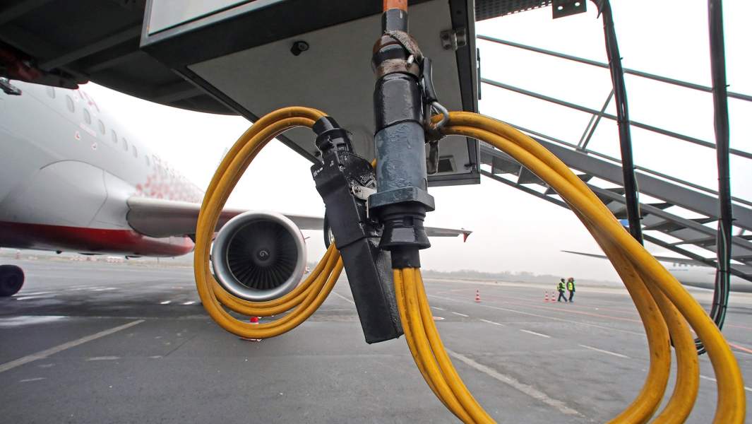 Заправка топливом самолета
