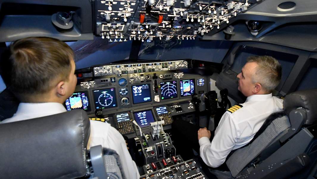 Пилоты во время занятий на авиатренажере самолета «Боинг-737»