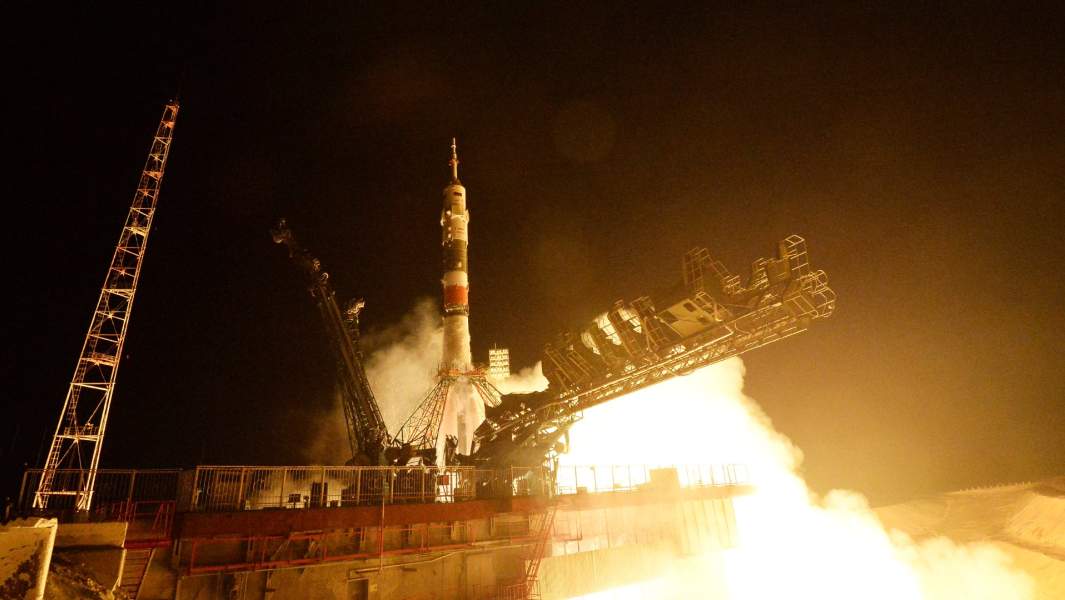 Старт ракеты-носителя «Союз-ФГ» с пилотируемым кораблем «Союз МС-12» со стартового стола первой, «Гагаринской», стартовой площадки космодрома Байконур Старт ракеты-носителя «Союз-ФГ» с пилотируемым кораблем «Союз МС-12» со стартового стола первой, «Гагаринской», стартовой площадки космодрома Байконур