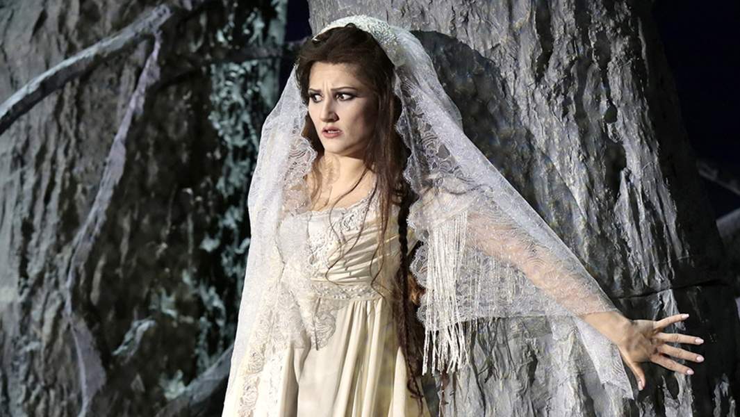 Оперная певица Динара Алиева выступает в опере «Русалка»