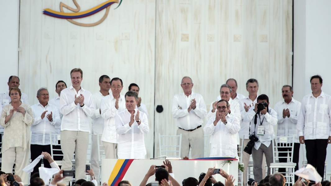 Президент Колумбии Хуан Мануэль Сантос и главнокомандующий Революционными вооруженными силами Колумбии (ФАРК) Тимолеон Хименес на церемонии подписания окончательного мирного соглашения между правительством Колумбии и ФАРК, в Картахене. Колумбия, 26 сентября 2016 года