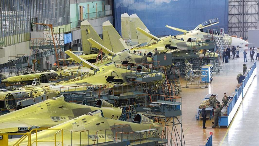 Сборка российских истребителей Су-30СМ на авиационном заводе корпорации «Иркут»