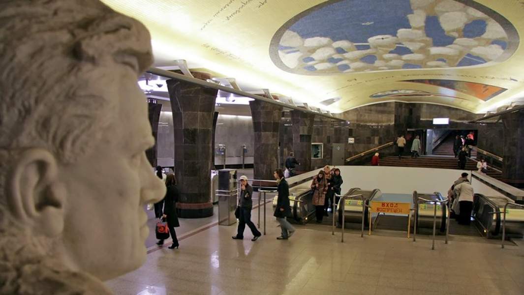 Станция московского метрополитена «Маяковская», созданная в эпоху «сталинского ампира», может быть причислена к стилю ар-деко. Открыта 11 сентября 1938 года. Архитектор Алексей Душкин