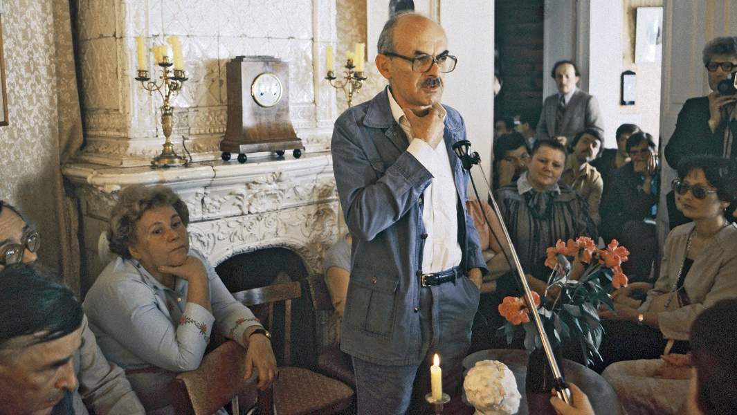 Поэт Булат Окуджава выступает в бывшей гостиной дома Трубецких в Доме-музее декабристов в Иркутске на литературно-музыкальном вечере, посвящённом первым русским революционерам