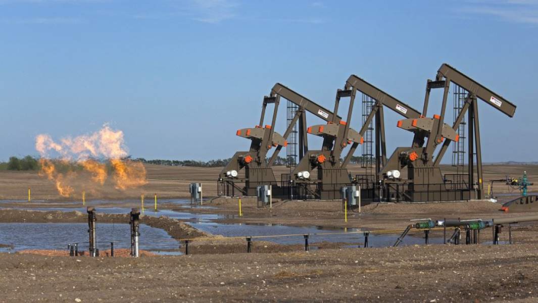 Нефтяные насосы на месторождении в Северной Дакоте, США