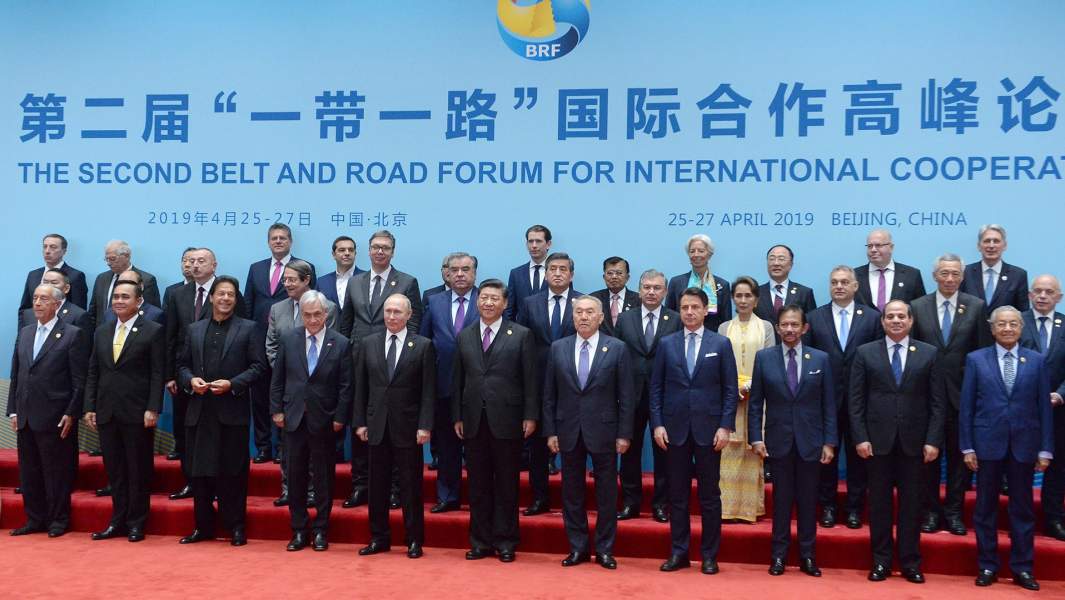 На церемонии совместного фотографирования глав делегаций стран-участников форума международного сотрудничества «Один пояс - один путь» в международном конференц-центре «Яньцику» в Пекине. 27 апреля 2019 года