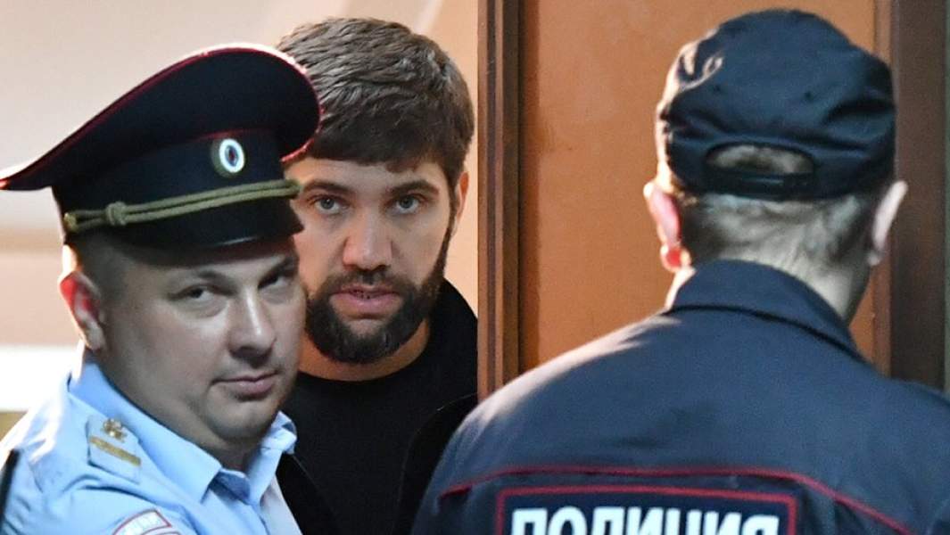 Подозреваемый в убийстве бизнесмена Шабтая Калмановича Али Белхороев во время избрания меры пресечения в Пресненском суде Москвы