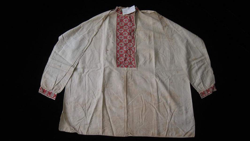 Вышитая рубаха А.М. Щастного, которую он носил во время следствия и перед расстрелом 