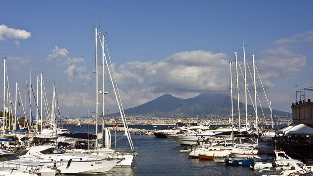 Вид на вулкан Везувий с порта Borgo Marinaro