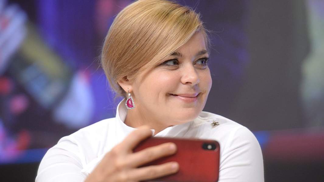 Актриса Ирина Пегова на пресс-конференции создателей комедии «СуперБобровы. Народные мстители»
