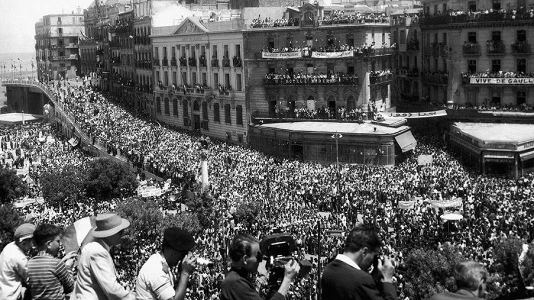 Пятой республики. Мятеж 1958 года Алжир. Алжирский кризис 1958 де Голль. Национальное собрание Франции 1946. 1958 Франция Голль.