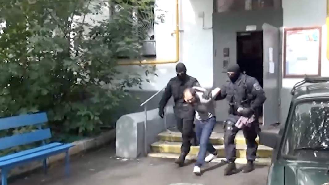 Сотрудники полиции во время задержания подозреваемых