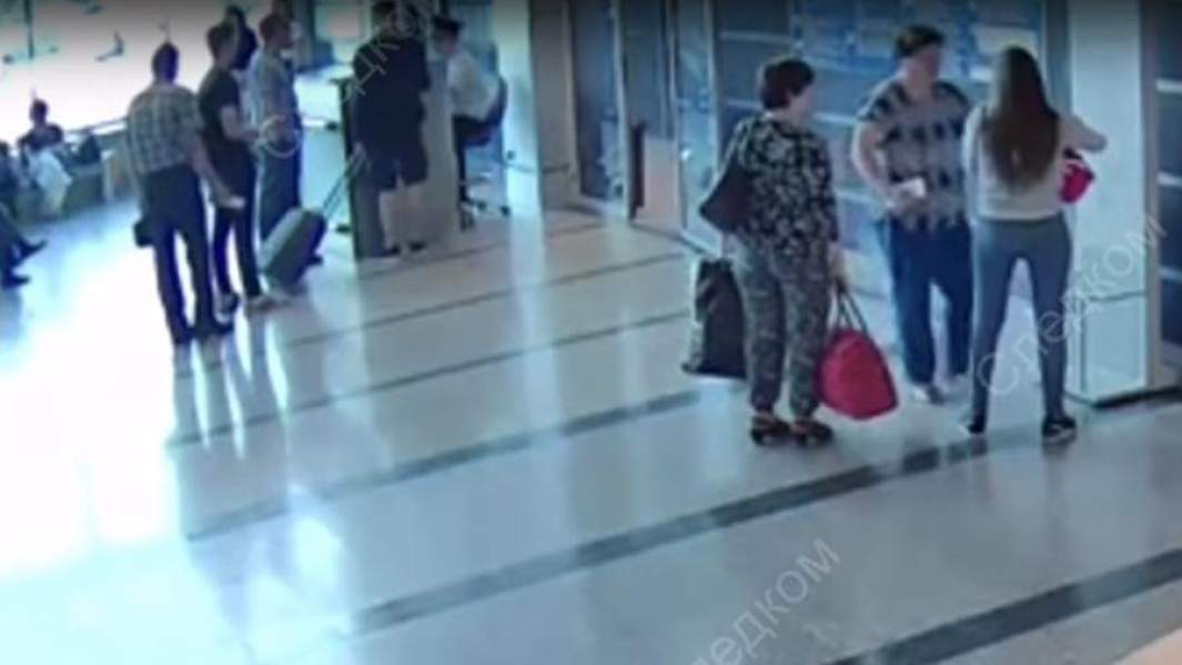 Кадр видео с камеры наблюдения, которая засняла процесс передачи новорожденного ребенка жительницей Омска учительнице из Санкт-Петербурга