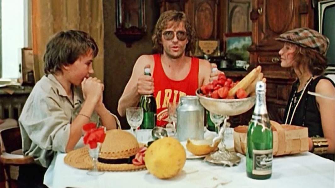 Кадр из фильма «Черная роза — эмблема печали, красная роза — эмблема любви»