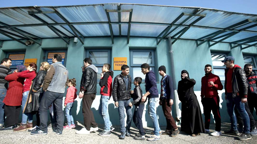 Беженцы и мигранты из Сирии и Афганистана в порту Пирей, недалеко от Афин