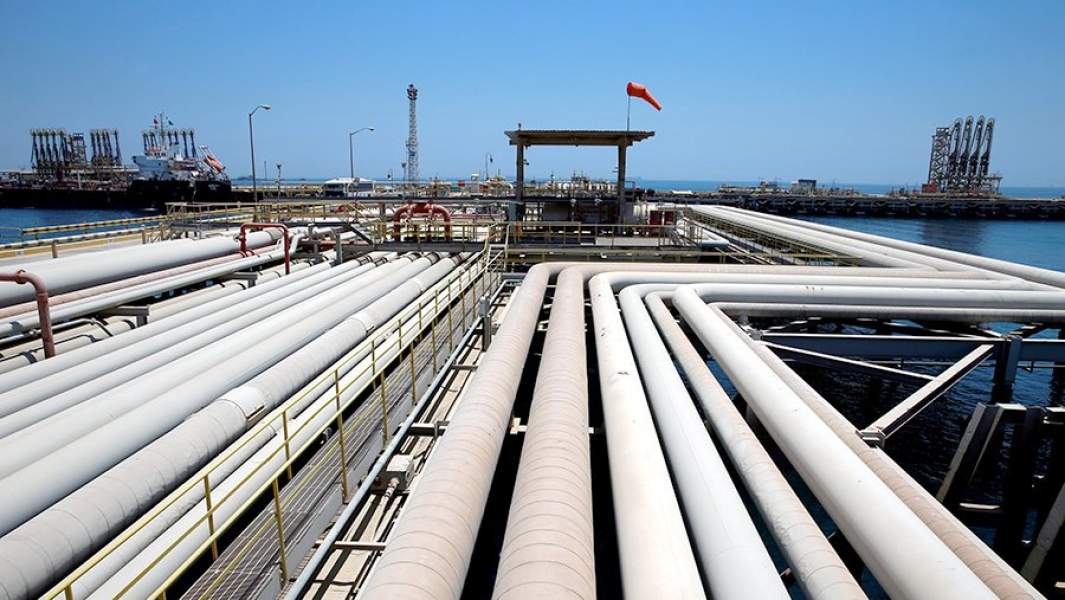 Загрузка танкера на одном из нефтеналивных терминалов в Саудовской Аравии