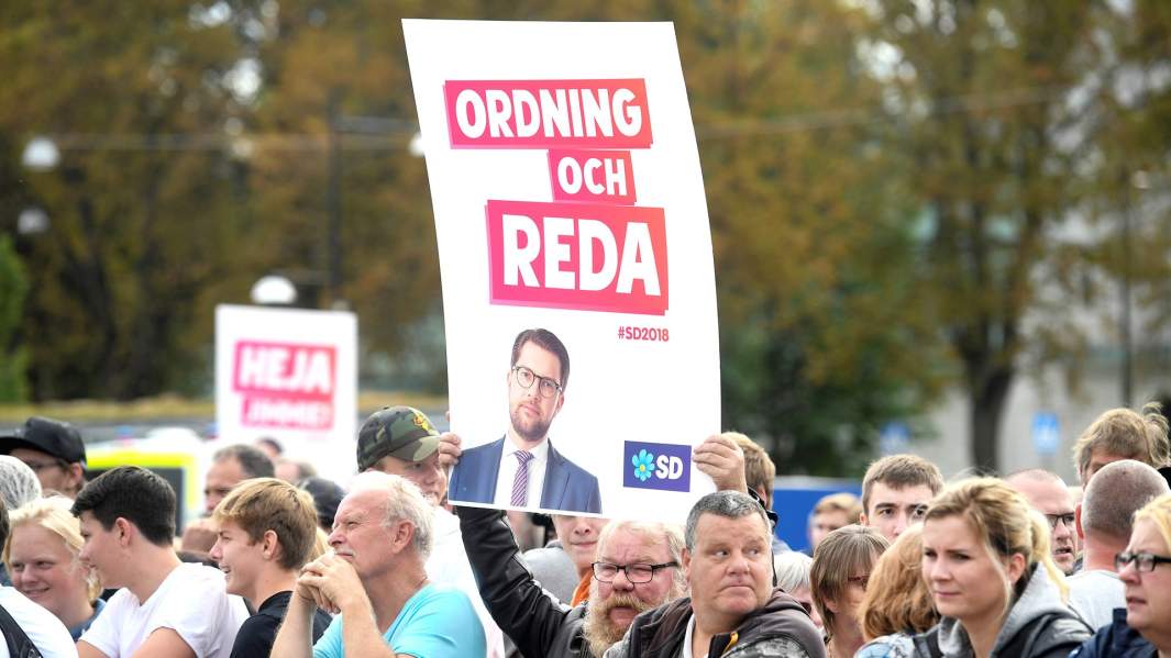 Избиратели слушают выступление Йимми Окессона, лидера партии «Шведских демократов»