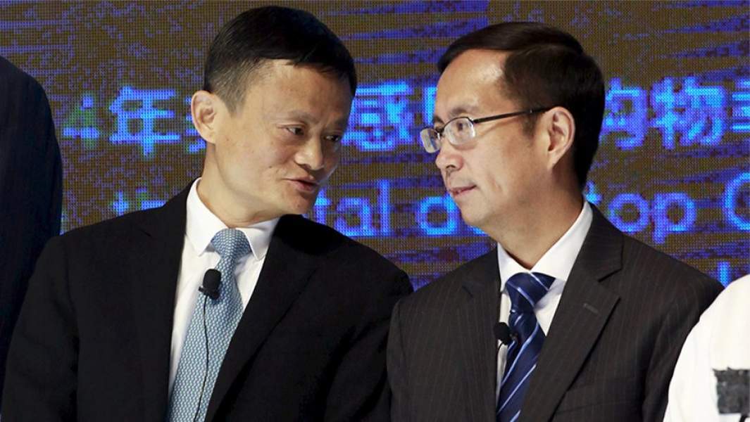Основатель и председатель Alibaba Джек Ма беседует с генеральным директором Даниэлем Чжаном