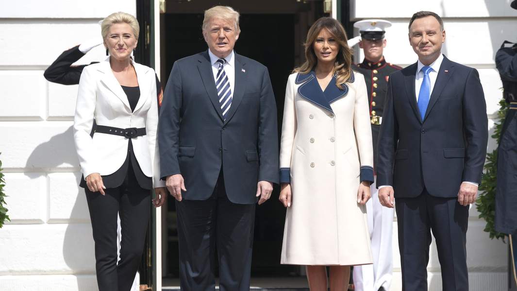 Президент Соединенных Штатов Дональд Трамп и первая леди Мелания Трамп приветствуют президента Польши Анджея Дуду и первую леди Агату Корнхаузер-Дуду в Белом доме