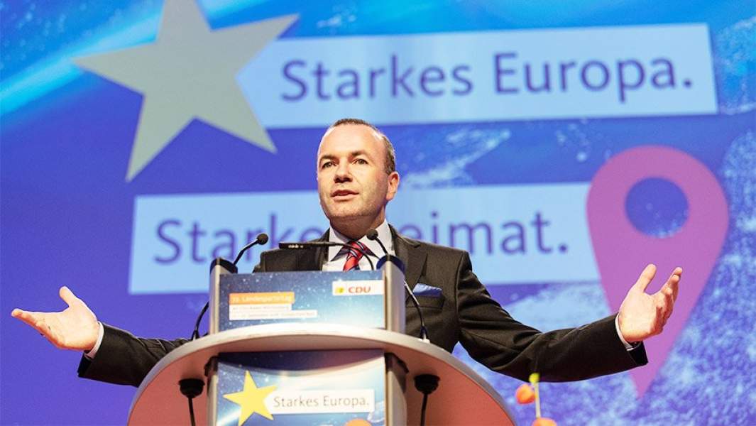 Манфред Вебер выступает на трибуне партийной конференции ХДС 