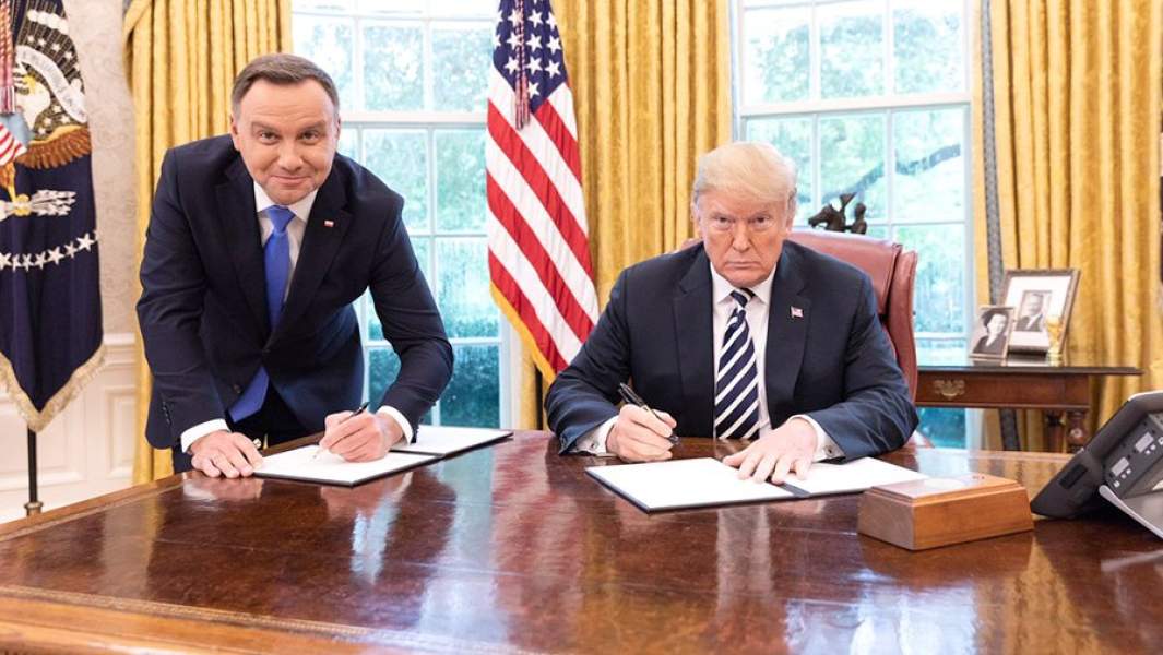 Президенты Польши и США во время подписания документов в Белом доме
