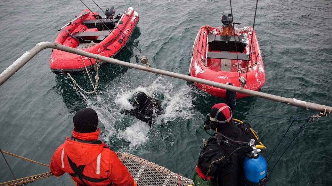 Уастники экспедиции во время подготовительных робот на яхте «Alter Ego»