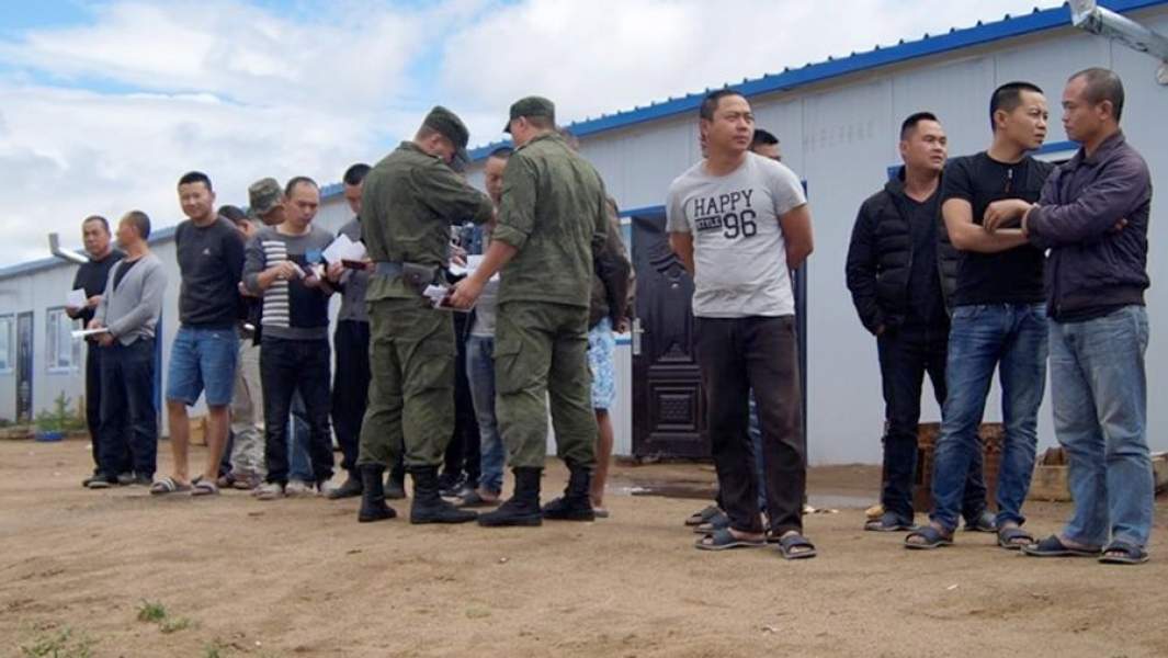 Сотрудники Пограничного управления ФСБ России проверяют документы у золотодобытчиков из Китая