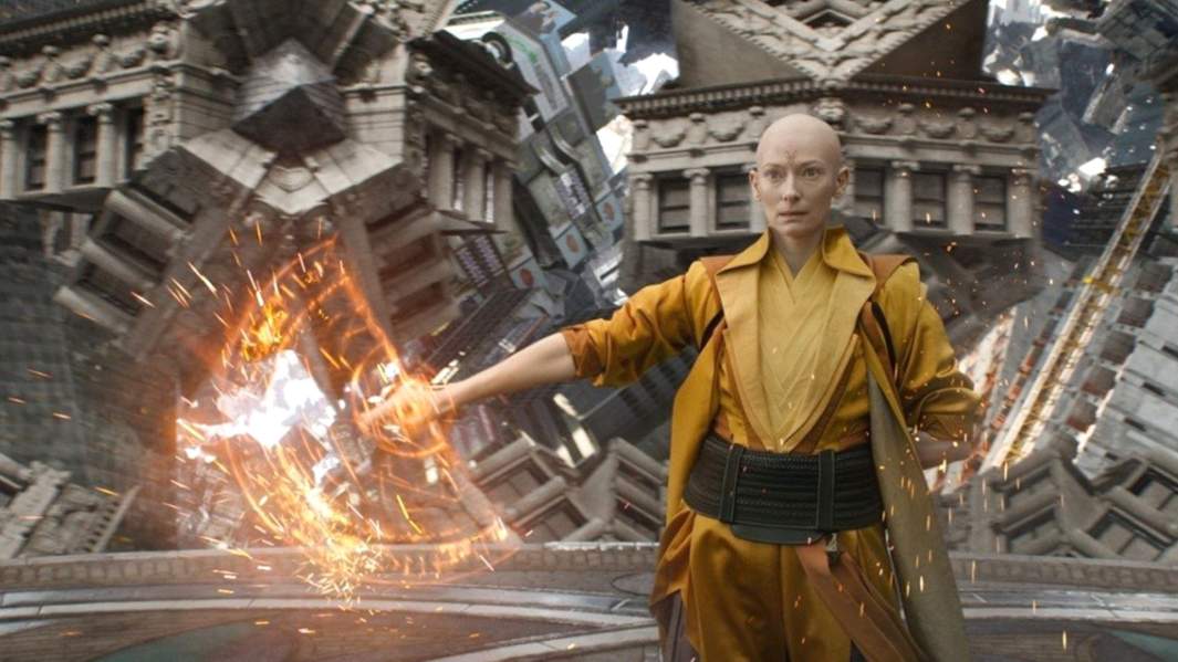 Тильда Суинтон в роли Хранителя в фильме «Доктор Стрэндж»