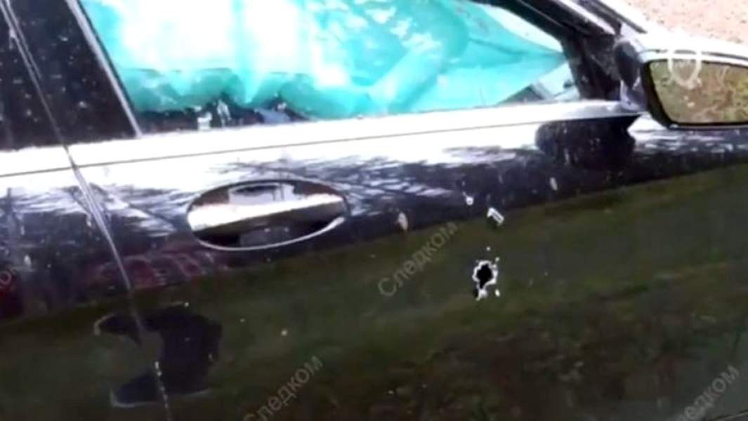 Пулевые отверстия в двери автомобиля Mercedes, в котором был убит Бадри Шенгелия