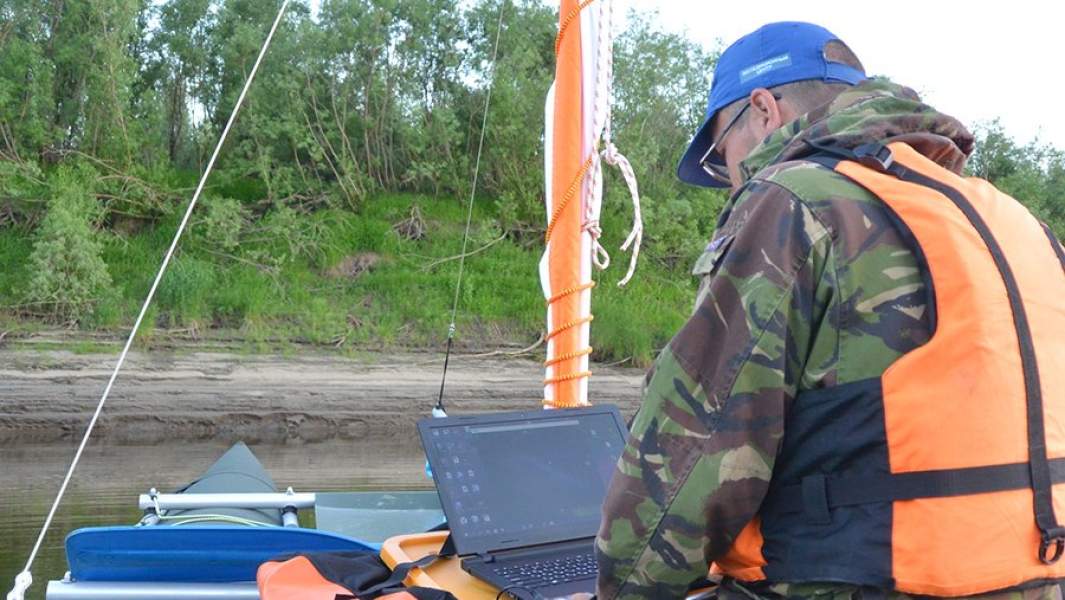 Участник экспедиции «Енисей-Арктика» на катамаране с ноутбуком