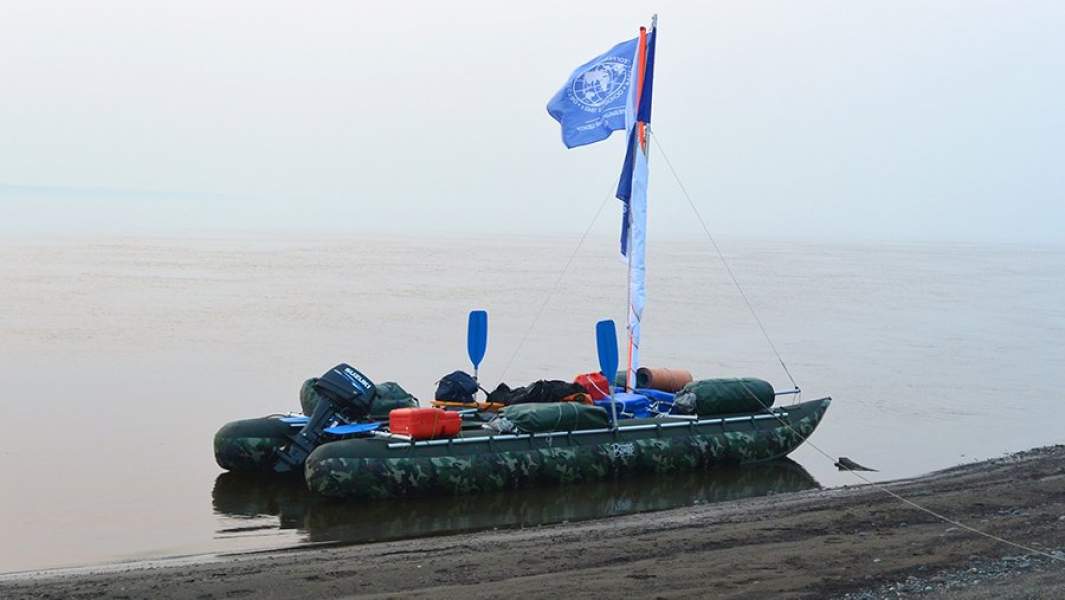 Катамаран с оборудованием экспедиции у берега Енисея