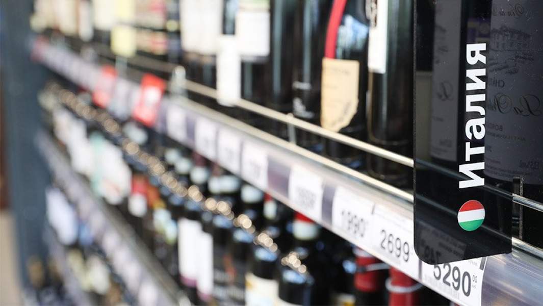 Полки с вином из Италии в супермаркете