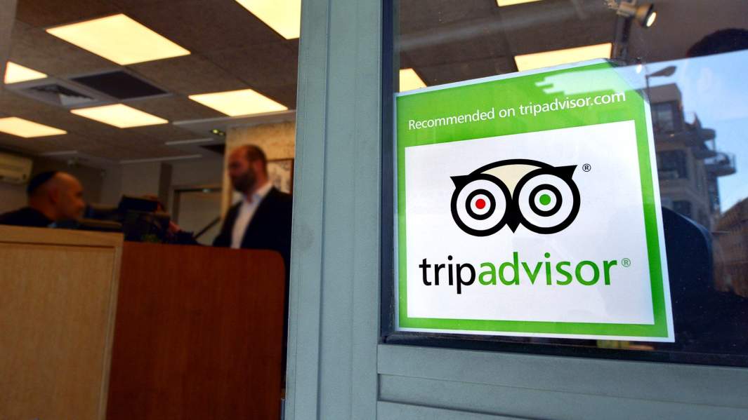 Наклейка TripAdvisor на входе в ресторан