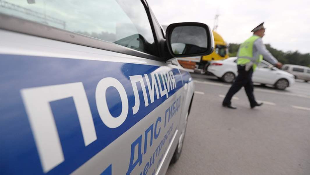 Сотрудник ДПС около своего автомобиля