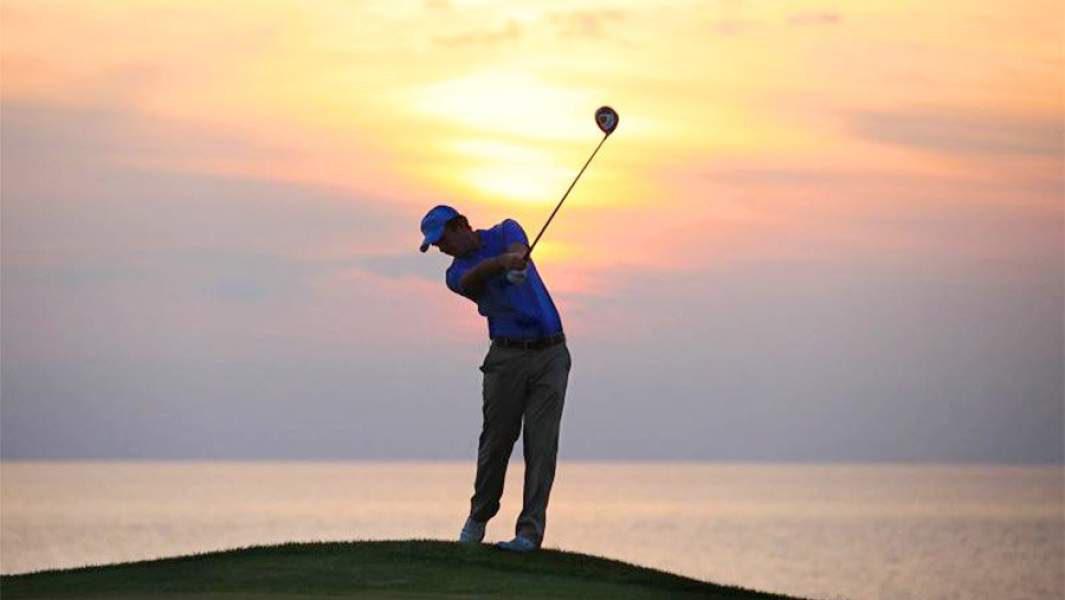 силуэт гольфиста на фоне заката