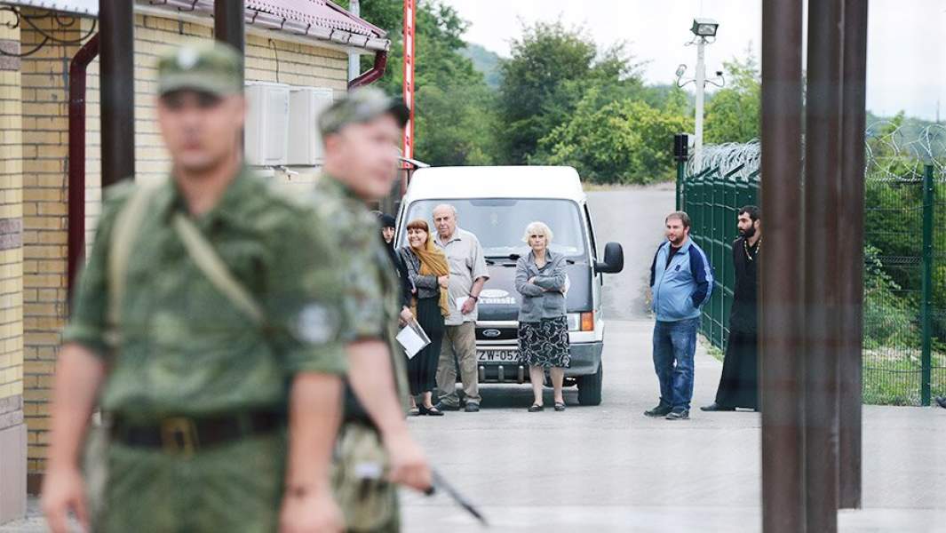 Граждане Грузии в ожидании разрешения пересечения границы республики Южная Осетия
