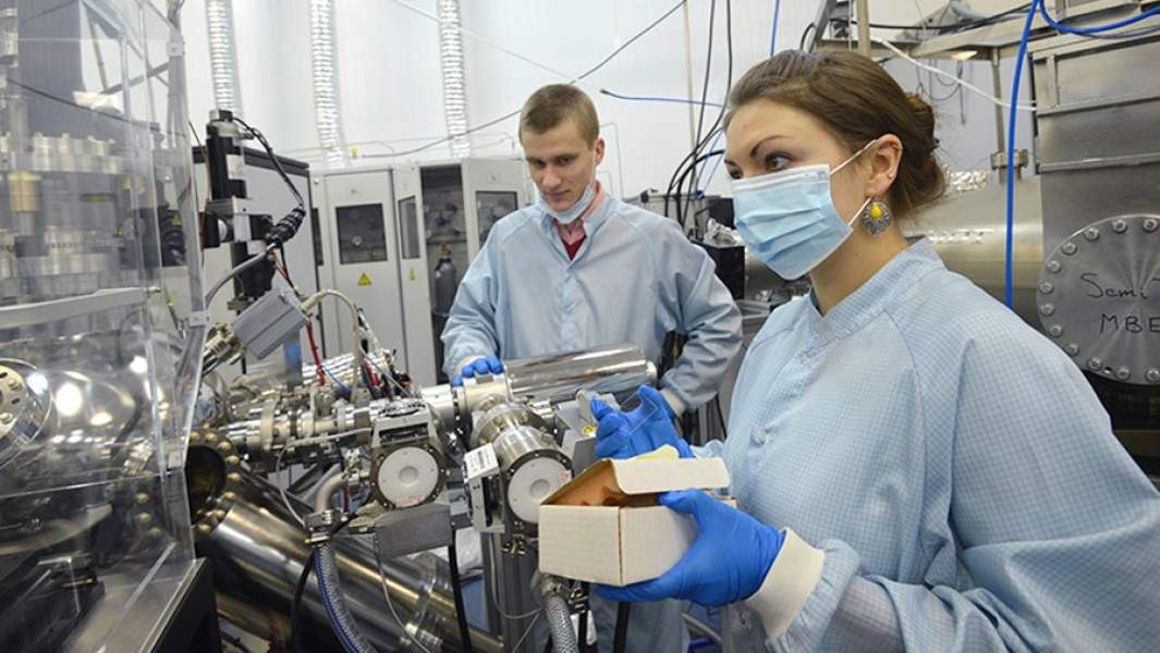 Лаборанты загружают мишени в установку импульсного лазерного осаждения Национального исследовательского центра «Курчатовский институт»