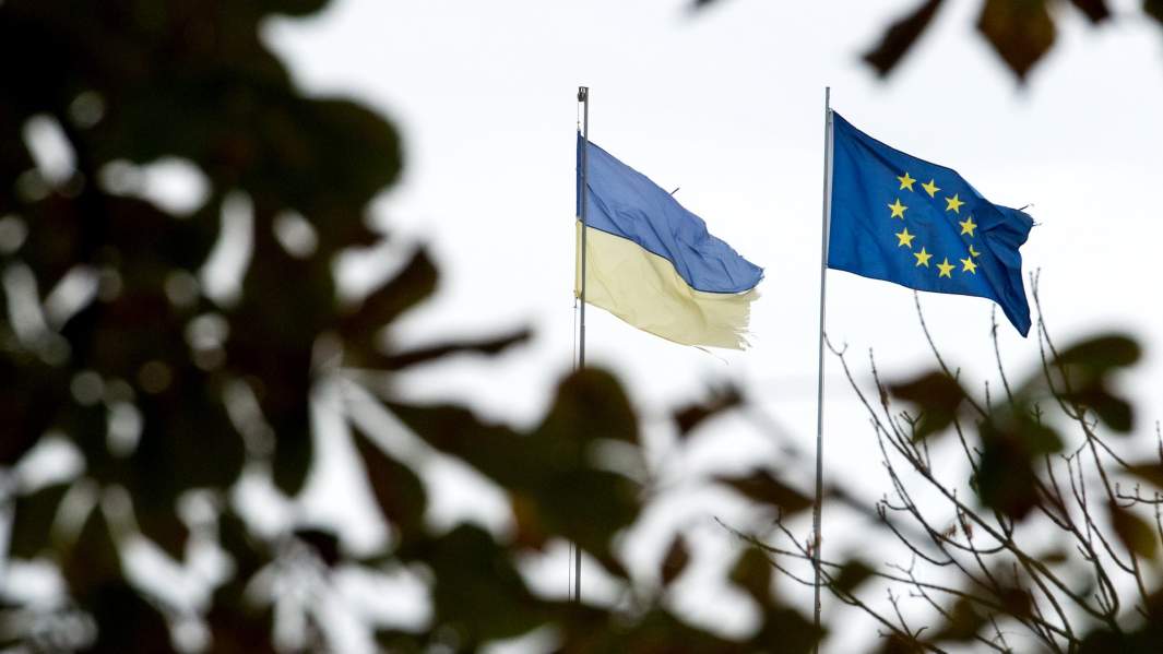 Флаги Украины и Европейского союза на одной из улиц Киева