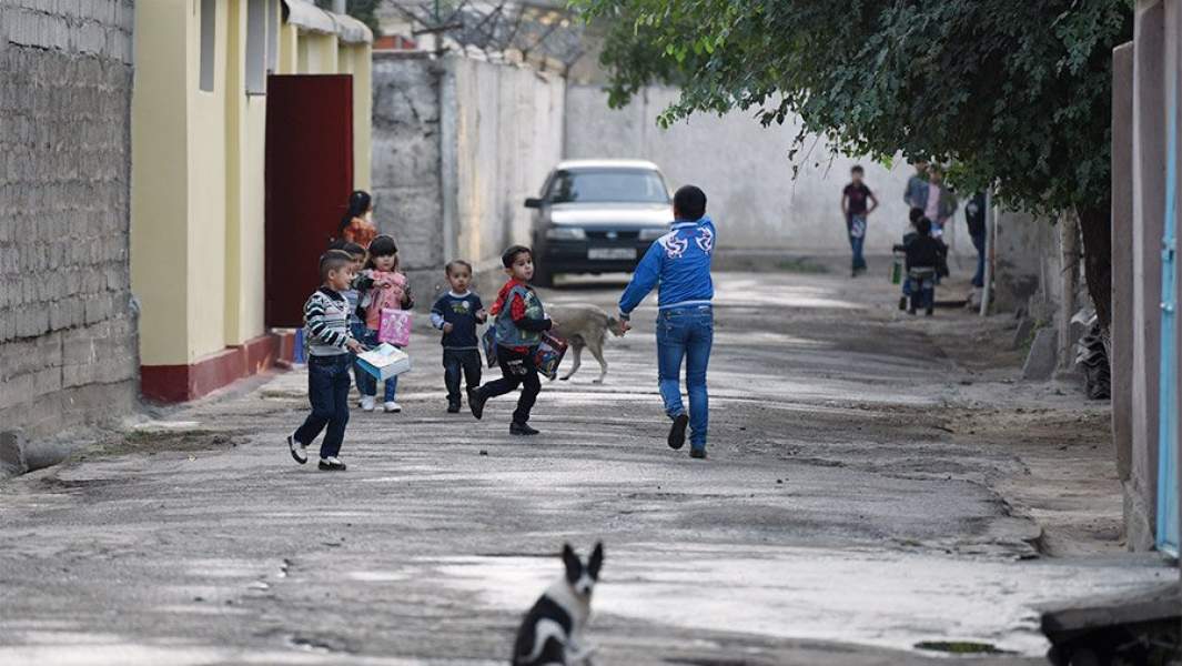 Дети во время праздника Курбан-Байрам в Душанбе
