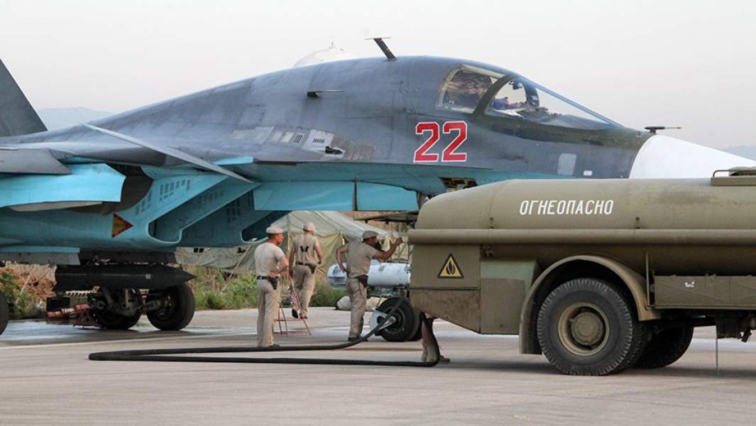 Заправка истребителя-бомбардировщика Су-34 перед вылетом на авиабазе «Хмеймим»