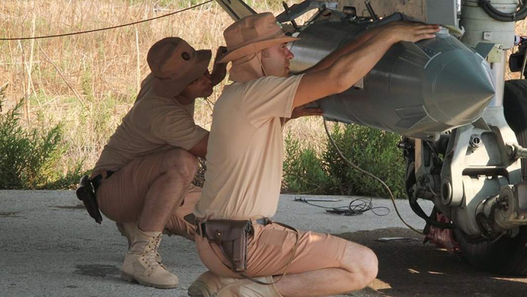 Технический персонал проверяют корректируемую авиационную бомбу КАБ-250 во время подготовки самолета Су-34 к вылету на аэродроме «Хмеймим»