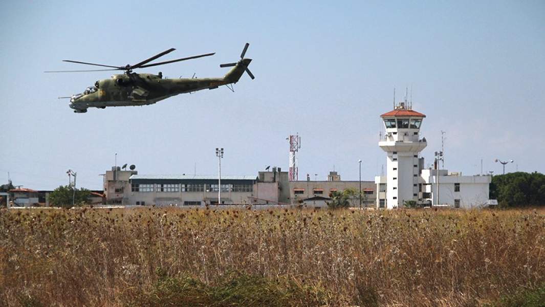 Ударный вертолет Ми-24П во время облета авиабазы «Хмеймим» 