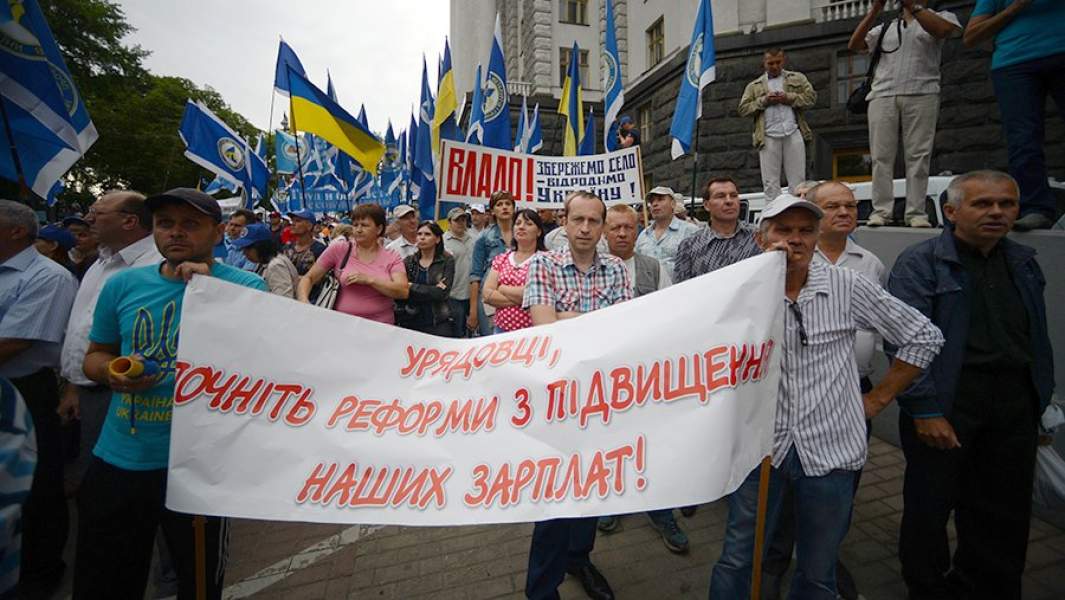 Участники марша протеста против повышения цен на газ и роста коммунальных тарифов