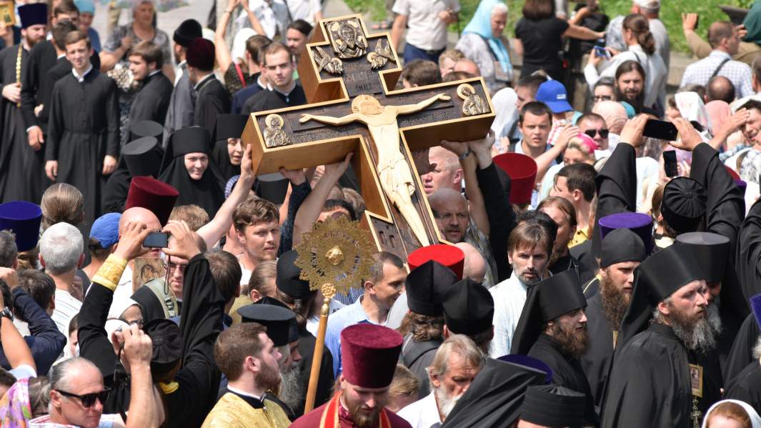 Участники Всеукраинского крестного хода мира, любви и молитвы за Украину, в Киеве